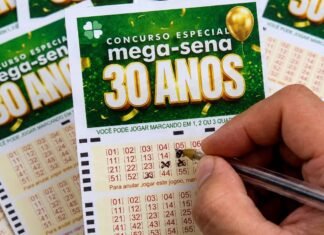 Mega-Sena 30 anos sorteia prêmio especial de R$ 300 milhões neste domingo Apostador marca volante da Mega-Sena 30 anos em concurso especial com prêmio milionário