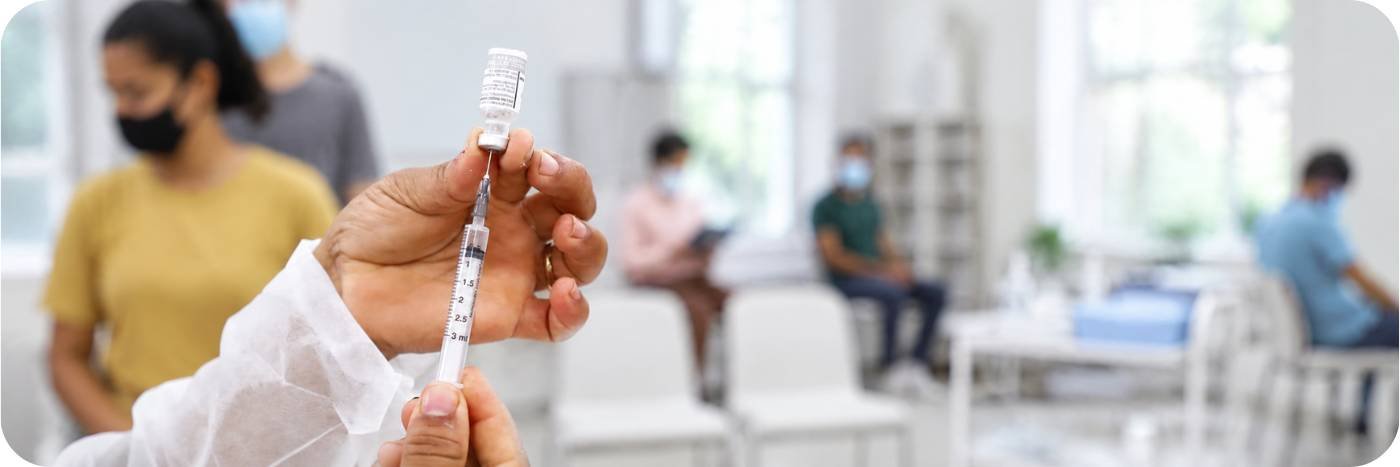 Seringa com dose de vacina sendo preparada em sala de atendimento da central de vacinas em Porto Velho