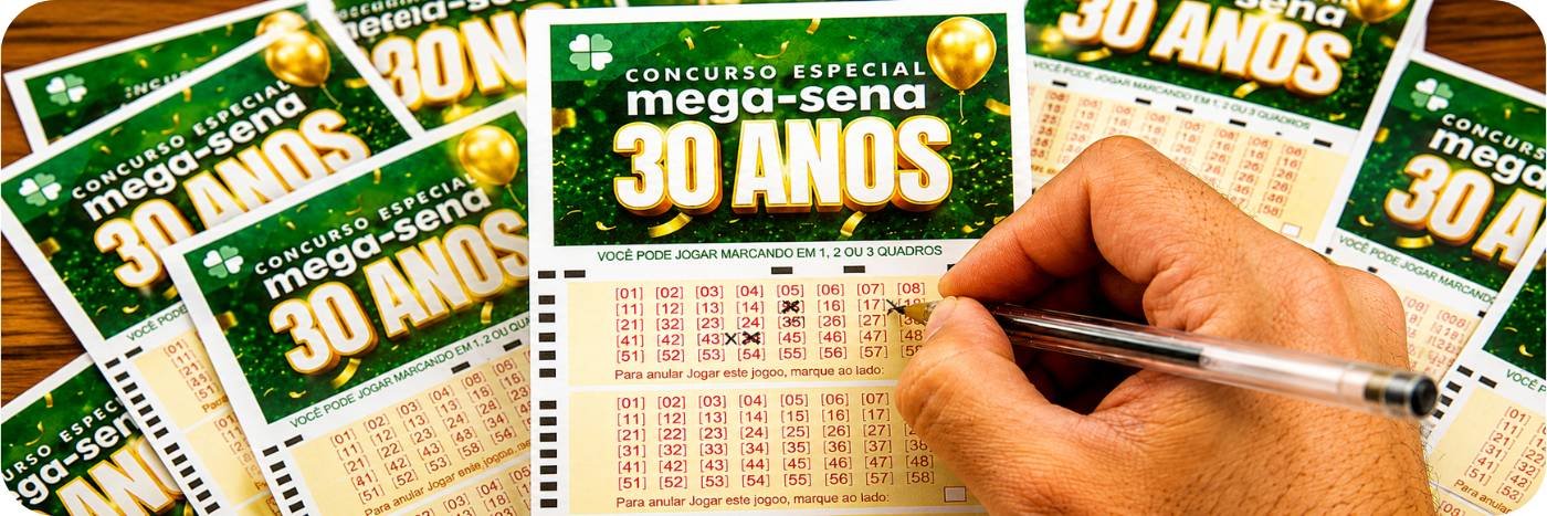 Pessoa marcando números em bilhete da Mega-Sena de R$ 300 milhões em concurso especial de 30 anos