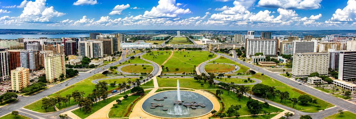 Vista panorâmica de Brasília com eixo monumental, fonte, áreas verdes e prédios públicos no ranking de qualidade de vida