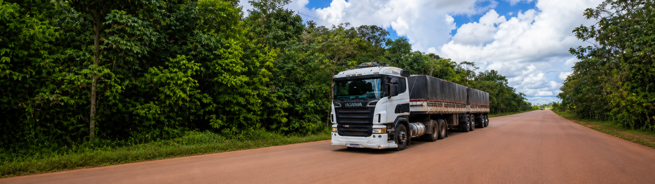 Caminhão trafega pela Expresso Porto em Porto Velho, rota estratégica para logística e escoamento da produção