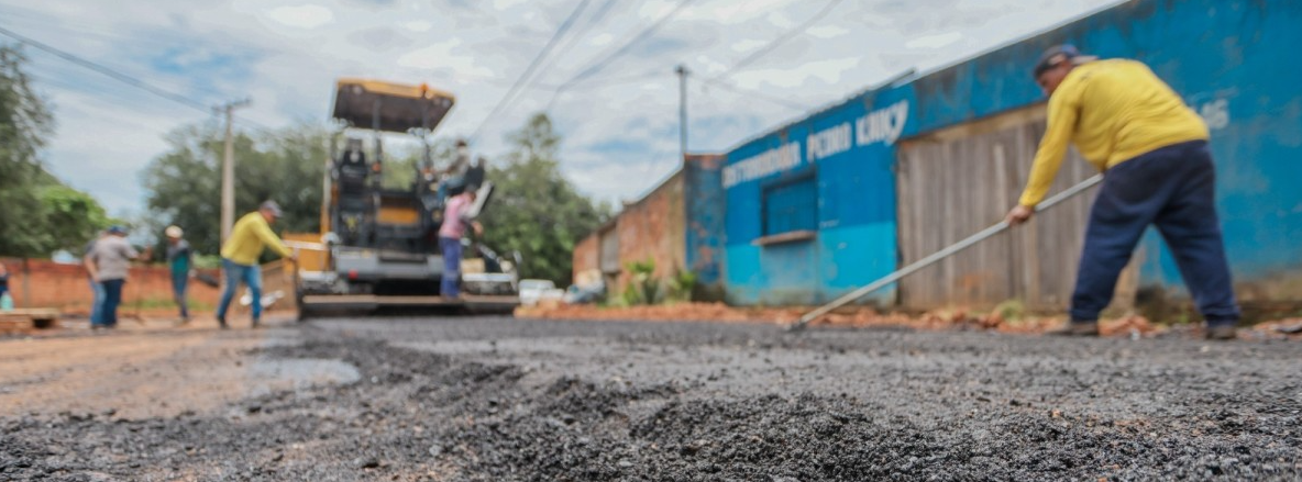 Trabalho de pavimentação em andamento.