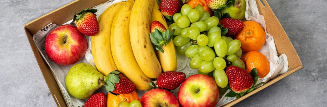 Caixa com frutas variadas representando conservação de frutas frescas por mais tempo