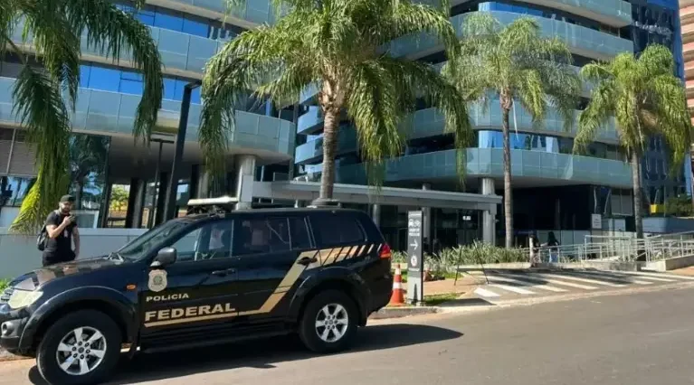 Viatura da Polícia Federal em prédio ligado à investigação sobre mesada de Vorcaro a Ciro Nogueira