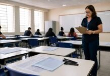 Enem 2026 abre inscrições para certificadores com diária de até R$ 864 Certificadores do Enem 2026 acompanham sala de prova organizada com cartões de resposta e canetas sobre as mesas