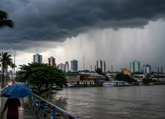 Fim de semana terá alerta de chuva no Norte e instabilidade no país Chuva no Norte com nuvens carregadas sobre área urbana às margens de rio durante alerta de fim de semana