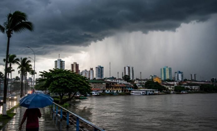 Chuva no Norte acende alerta para o fim de semana Chuva no Norte com nuvens carregadas sobre área urbana às margens de rio durante alerta de fim de semana