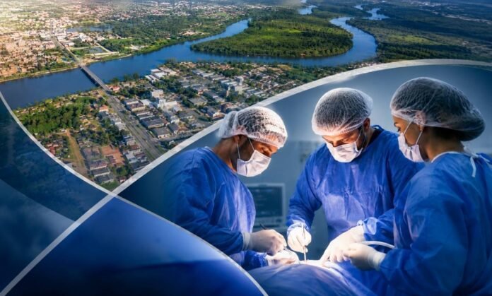 Cirurgias em Ji-Paraná retomam atendimento especializado Cirurgias em Ji-Paraná são retomadas com equipe médica em procedimento e vista aérea do município ao fundo