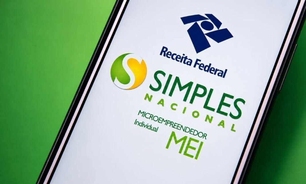 Celular exibe tela da Receita Federal e do Simples Nacional MEI em imagem sobre declaração anual do MEI