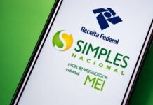 Mais de 9 milhões de MEIs ainda precisam enviar declaração à Receita Celular exibe tela da Receita Federal e do Simples Nacional MEI em imagem sobre declaração anual do MEI