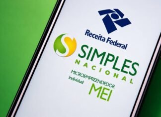 Mais de 9 milhões de MEIs ainda precisam enviar declaração à Receita Celular exibe tela da Receita Federal e do Simples Nacional MEI em imagem sobre declaração anual do MEI