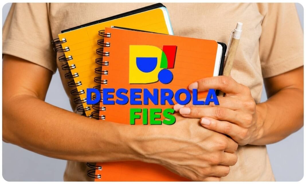 Estudante segura cadernos com marca do Desenrola Fies em imagem sobre renegociação de dívida estudantil