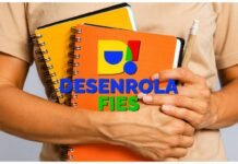 Governo abre nova etapa para quitar dívidas do Fies com abatimento elevado Estudante segura cadernos com marca do Desenrola Fies em imagem sobre renegociação de dívida estudantil