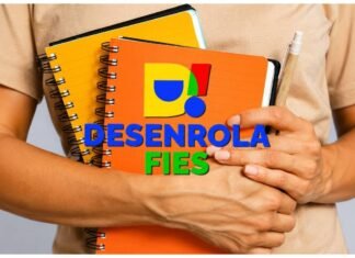 Governo abre nova etapa para quitar dívidas do Fies com abatimento elevado Estudante segura cadernos com marca do Desenrola Fies em imagem sobre renegociação de dívida estudantil