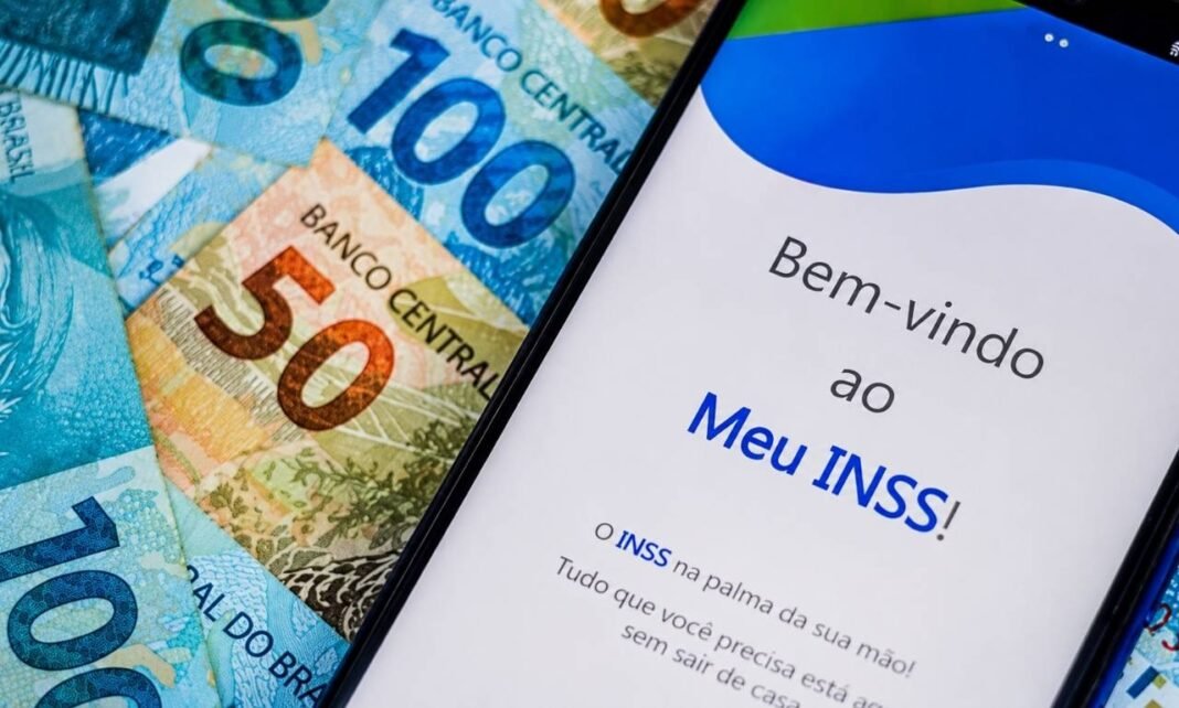 Celular com aplicativo Meu INSS sobre cédulas de dinheiro, representando novas regras do empréstimo consignado do INSS.