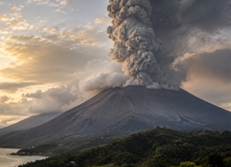 Vulcão entra em erupção na Indonésia e deixa mortos após prender alpinistas Erupção do Monte Dukono na Indonésia com grande coluna de fumaça e cinzas
