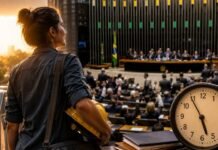 Texto sobre escala 6×1 avança na Câmara com transição de até 14 meses Trabalhadora observa votação na Câmara sobre o fim da escala 6x1