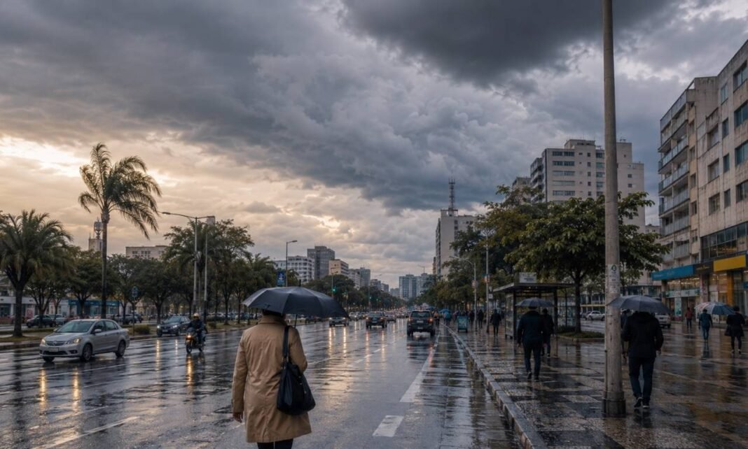 Frente fria no Brasil provoca chuva em avenida urbana com pessoas usando guarda-chuvas e céu nublado