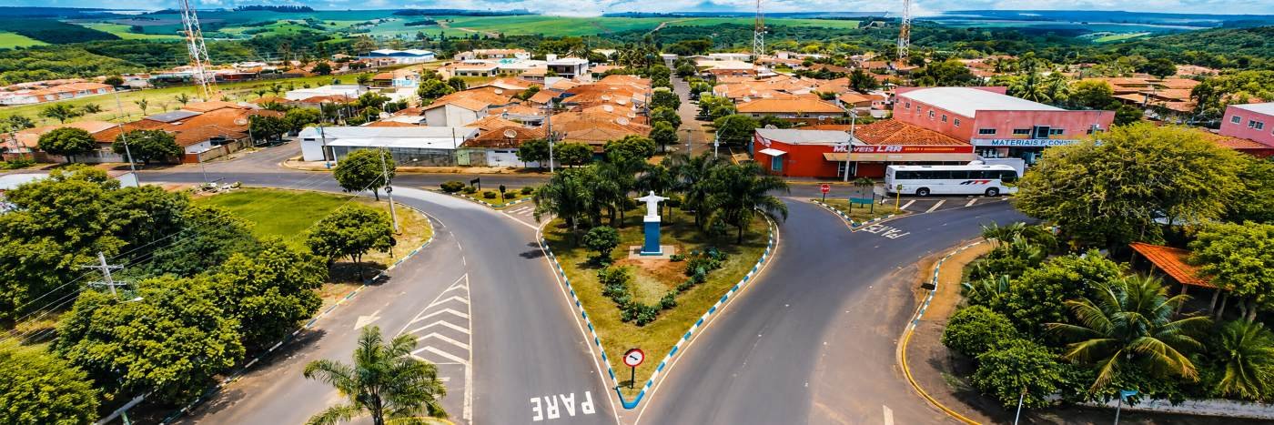 Vista aérea de Gavião Peixoto com ruas organizadas, áreas verdes e paisagem urbana em destaque no ranking de qualidade de vida