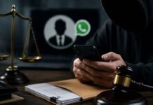 Golpe do falso advogado cresce em Rondônia e usa dados reais para enganar vítimas Pessoa encapuzada usando celular em mesa com símbolos da Justiça para representar golpe do falso advogado em Rondônia