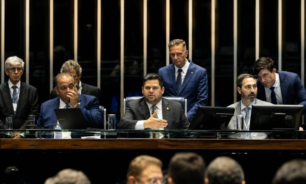 Plenário do Congresso Nacional durante sessão sobre a Lei da Dosimetria e condenados pelo 8 de janeiro