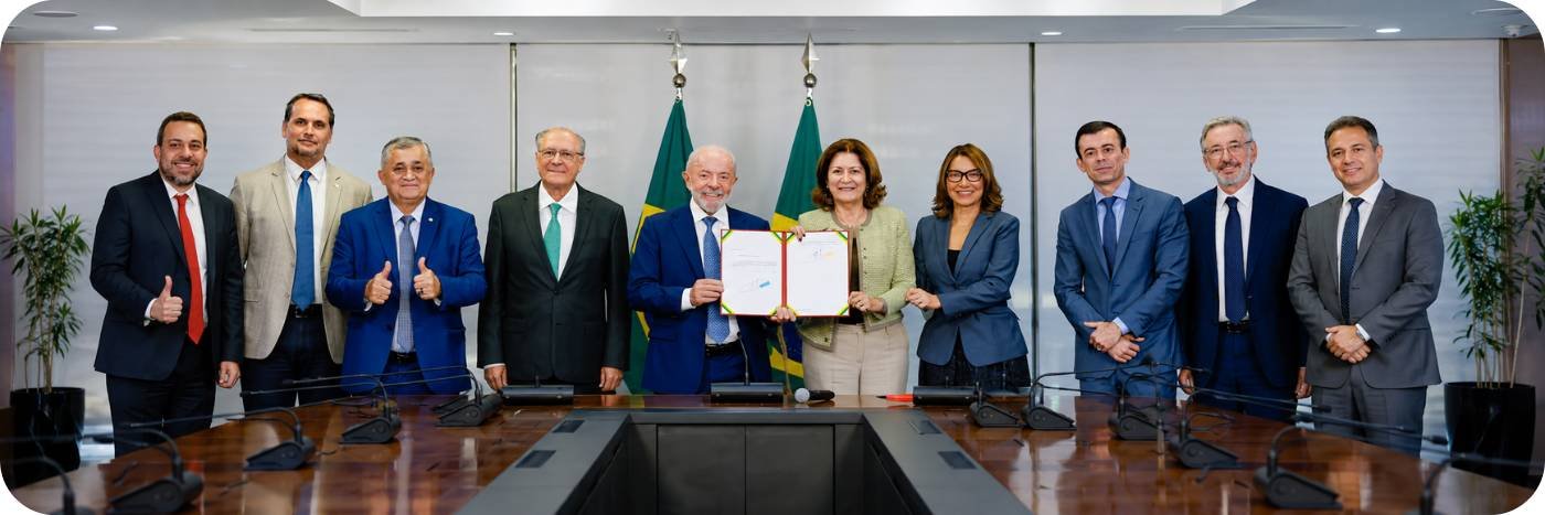 Lula e ministros seguram documento assinado sobre MP da taxa das blusinhas