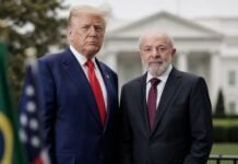 Lula e Trump devem se reunir na Casa Branca nesta quinta-feira Lula e Trump em cena diplomática na Casa Branca com bandeiras do Brasil e dos Estados Unidos