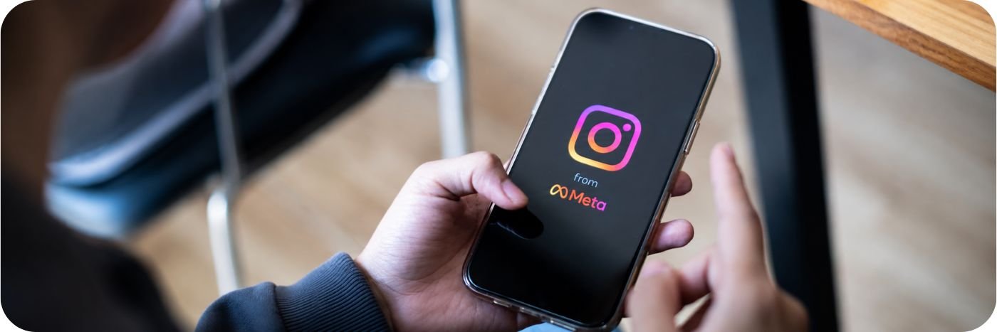 Celular com logo do Instagram e Meta em imagem sobre notificação do Instagram para responsáveis