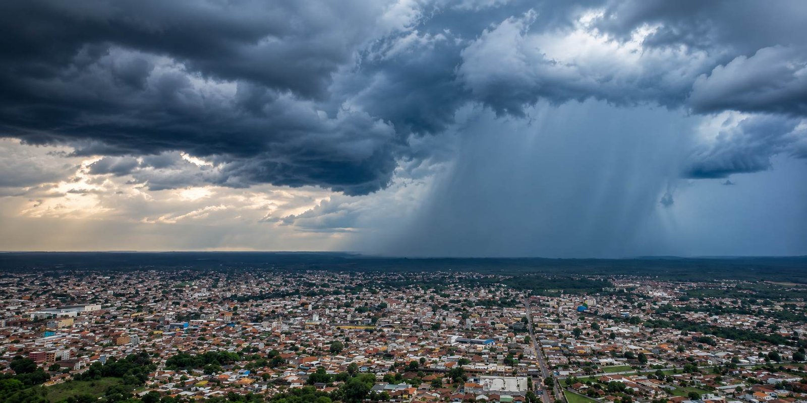 Nuvens carregadas sobre cidade em Rondônia com formação de chuva forte e tempo instável