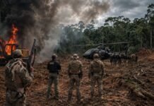 PF e ICMBio desmontam garimpos ilegais em área protegida de Rondônia Operação da PF e ICMBio contra garimpo ilegal em Rondônia com escavadeira em chamas e agentes em área de floresta