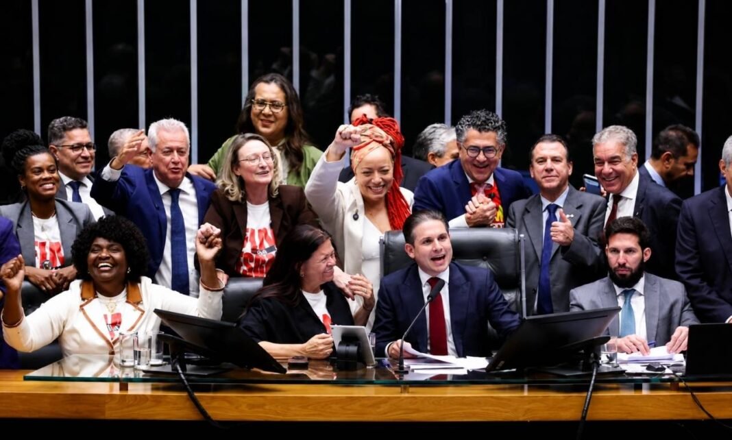 Parlamentares celebram no plenário da Câmara dos Deputados após aprovação da PEC do fim da escala 6x1