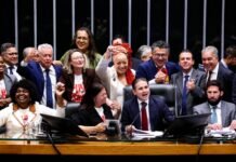 PEC do fim da escala 6×1 passa na Câmara e vai ao Senado Parlamentares celebram no plenário da Câmara dos Deputados após aprovação da PEC do fim da escala 6x1