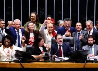 PEC do fim da escala 6×1 passa na Câmara e vai ao Senado Parlamentares celebram no plenário da Câmara dos Deputados após aprovação da PEC do fim da escala 6x1