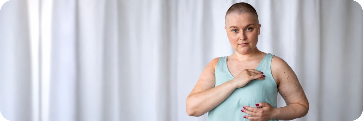 Paciente oncológica em retrato humanizado representa tratamento contra câncer pelo SUS