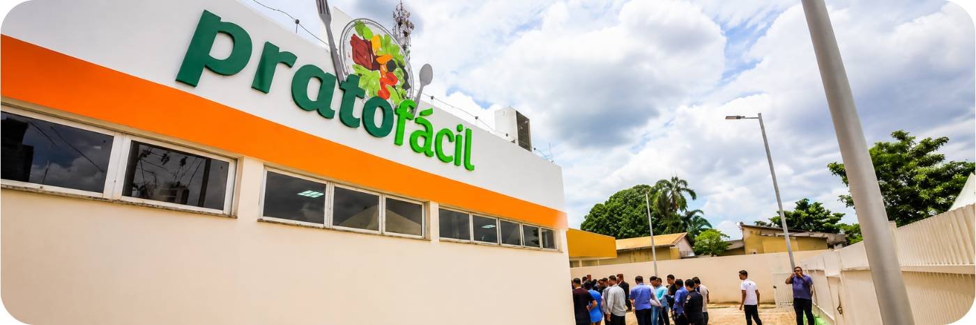 Fachada de restaurante credenciado do Prato Fácil em Rondônia com pessoas aguardando atendimento
