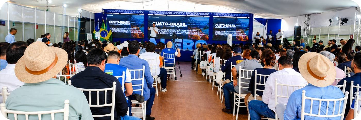 Programação da Alero na Rondônia Rural Show Internacional 2026 com público acompanhando palestra em estande institucional