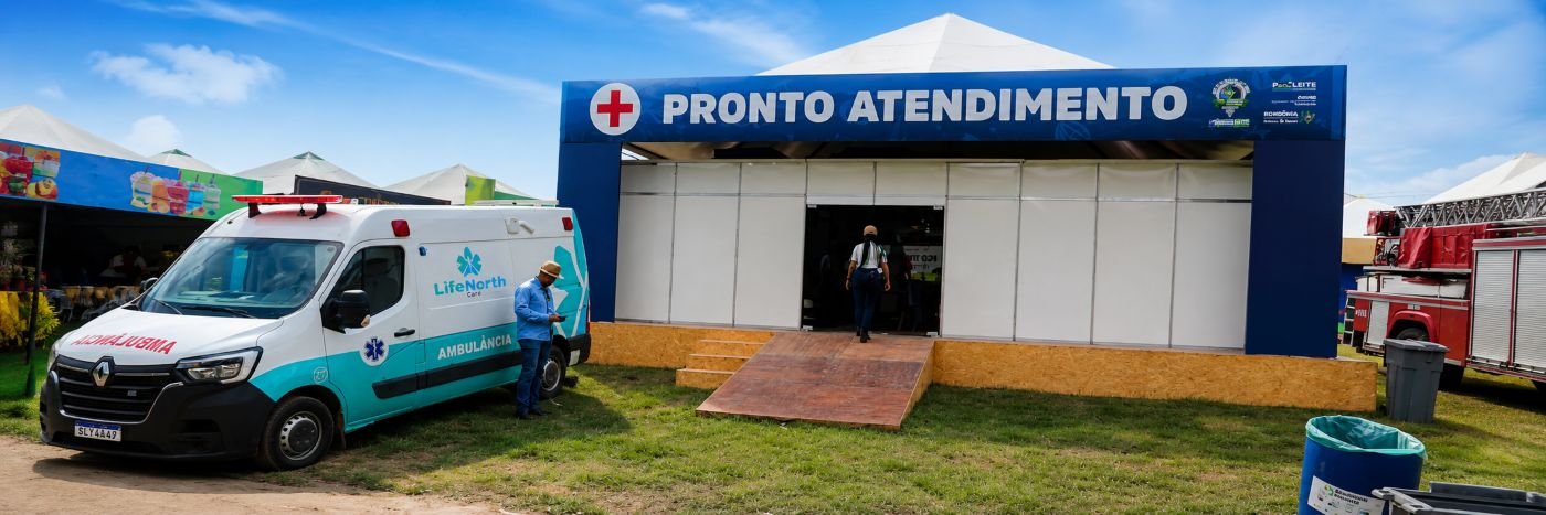 Estrutura de pronto atendimento com ambulância montada na Rondônia Rural Show em Ji-Paraná