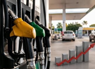 Petrobras reajusta gasolina, mas desconto reduz impacto nas bombas Bicos de combustível em posto ilustram reajuste da gasolina Petrobras