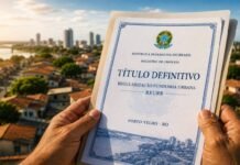 Regularização fundiária beneficia mais de 120 famílias em Porto Velho Regularização fundiária em Porto Velho avança com documento de imóvel em destaque e bairro urbano ao fundo