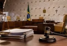 STF muda punição máxima para juízes em casos disciplinares graves Sala de tribunal com documentos, balança da justiça e martelo simboliza decisão do STF sobre aposentadoria compulsória de magistrados