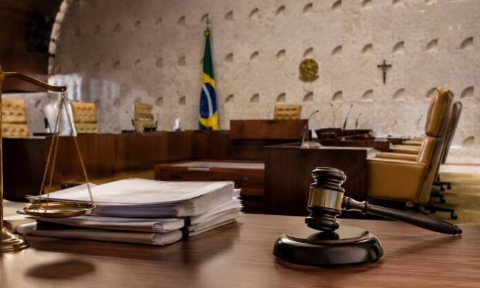 Sala de tribunal com documentos, balança da justiça e martelo simboliza decisão do STF sobre aposentadoria compulsória de magistrados