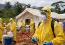 Surto de ebola leva OMS a reforçar alerta na República Democrática do Congo Profissionais de saúde atuam em área de resposta ao surto de ebola na RDC