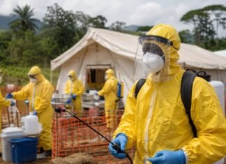 Surto de ebola leva OMS a reforçar alerta na República Democrática do Congo Profissionais de saúde atuam em área de resposta ao surto de ebola na RDC