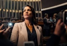 TRE-RO explica o que é violência política contra a mulher Mulher em ambiente político durante debate sobre violência política contra a mulher em Rondônia