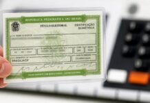 Prazo para regularizar título de eleitor termina nesta quarta Título de eleitor em destaque com urna eletrônica desfocada ao fundo