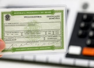 Prazo para regularizar título de eleitor termina nesta quarta Título de eleitor em destaque com urna eletrônica desfocada ao fundo