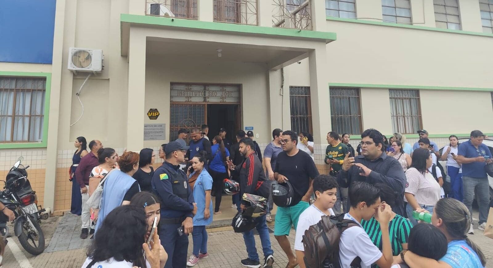 Movimentação em frente ao Instituto São José em Rio Branco após ataque a tiros