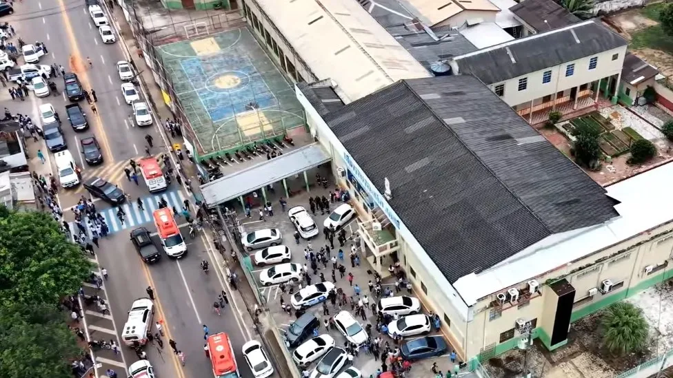 Vista aérea de escola em Rio Branco após ataque a tiros com ambulâncias e equipes de emergência
