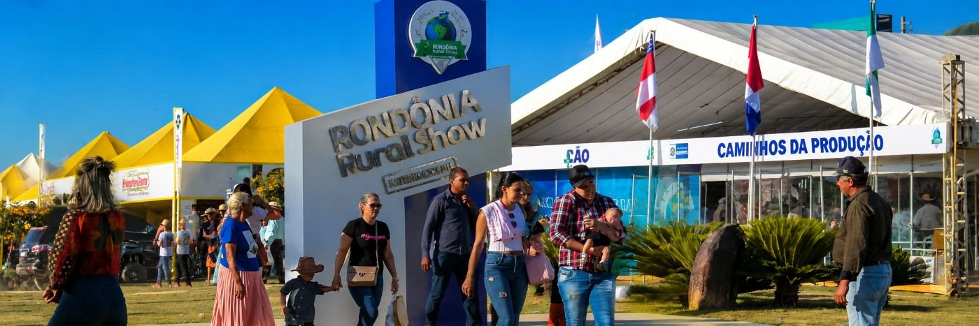 Entrada da Rondônia Rural Show Internacional com visitantes circulando no espaço da feira em Ji-Paraná