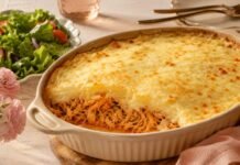 Faltam 3 dias para o Dia das Mães: escondidinho de frango traz sabor afetivo Escondidinho de frango para o Dia das Mães em travessa gratinada sobre mesa familiar